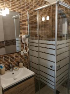 a bathroom with a sink and a shower at B&B Il Mare degli Dei in Letojanni