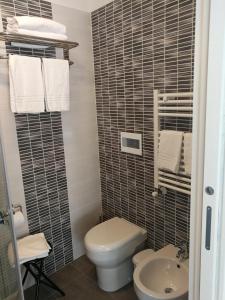 a bathroom with a toilet and a sink at B&B Il Mare degli Dei in Letojanni