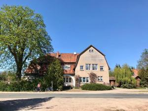 ein Haus, vor dem ein Fahrrad geparkt ist in der Unterkunft Zum Bothmerschen Krug in Schwarmstedt