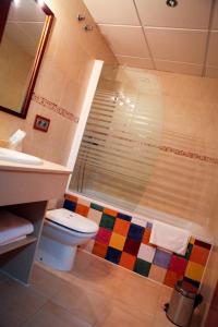 Kúpeľňa v ubytovaní Hotel Rocio + 26 fotografií