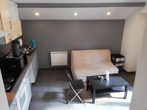 - un salon avec un canapé et une table dans l'établissement Maison Duplex & Appartement sur cour, à La Ferté-Gaucher