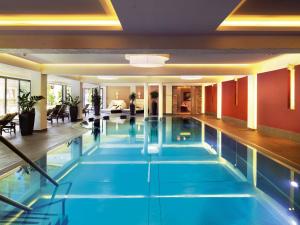uma piscina num quarto de hotel em Aktivhotel Alpendorf em Sankt Johann im Pongau