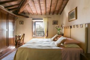 Un dormitorio con una cama grande y una ventana en Agriturismo Il Castagnolino, en San Gimignano