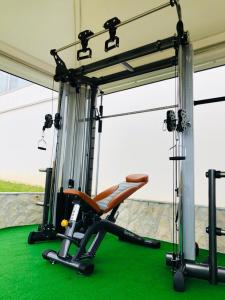 Aparthotel Joel的健身中心和/或健身设施