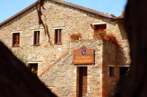 ein Steingebäude mit einem Schild davor in der Unterkunft Casa Vacanze Vecchio Granaio in Magione