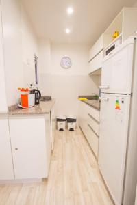 Кухня или мини-кухня в Amazing Studio Apartment
