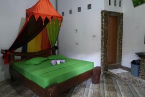 เตียงในห้องที่ Eriono guest house Bukit lawang