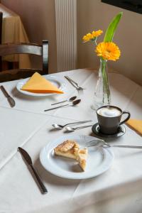 una mesa con un plato de comida y una taza de café en Agriturismo Il Castagnolino, en San Gimignano