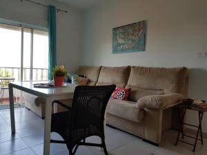 sala de estar con sofá y mesa en Aloja Puerto Deportivo, en Ayamonte