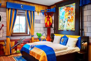 Ein Bett oder Betten in einem Zimmer der Unterkunft LEGOLAND Castle Hotel