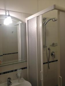 een badkamer met een douche, een toilet en een wastafel bij Guesthouse Alloggi Agli Artisti in Venetië