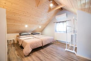 Žirovnica的住宿－Guest House Pr' Čut，一间卧室设有一张床和木制天花板