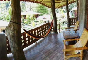A seating area at Eriono guest house Bukit lawang