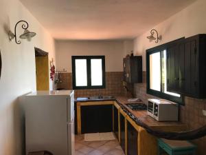 Kuchyň nebo kuchyňský kout v ubytování Villa Sa Curcurica