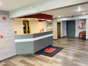 Ο χώρος του λόμπι ή της ρεσεψιόν στο Ramada by Wyndham Bloomington I-55 and I-74 IL