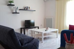 路特奇的住宿－Galini Apartment，带沙发、电视和桌子的客厅