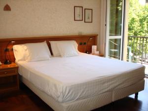 A bed or beds in a room at Hotel Ariston