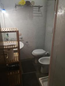 een kleine badkamer met toilet en wastafel bij Elegance apartment Taormina in Letojanni +23 foto's