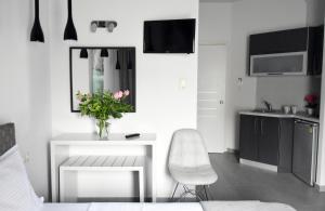 a bedroom with a desk and a chair in a room at CROSS PLAZA in Stavros