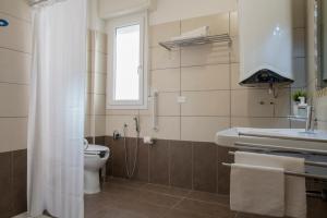 A bathroom at Green Residence