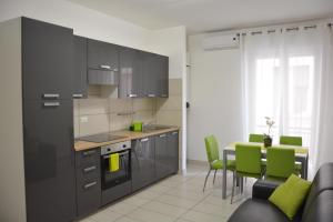 A kitchen or kitchenette at Green Residence