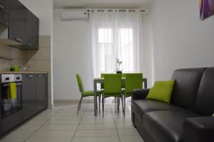 A seating area at Green Residence