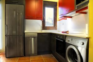kuchnia z lodówką i pralką w obiekcie Apartamento La Seo w mieście Barbastro