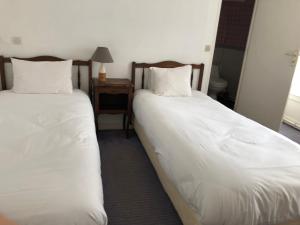 Katil atau katil-katil dalam bilik di Hôtel d'Arromanches Pappagall