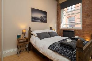 En eller flere senge i et værelse på Stylish and comfortable Lace Market Studio Apartment