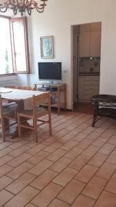 Televízia a/alebo spoločenská miestnosť v ubytovaní Casa Posta 3