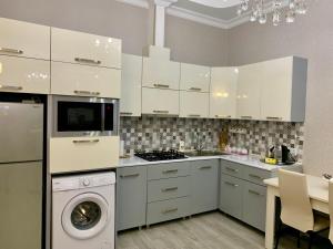 A kitchen or kitchenette at Hotel Red Bridge