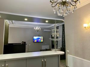 A television and/or entertainment centre at Hotel Red Bridge