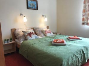 1 dormitorio con 1 cama con 2 toallas en Róża Wiatrów, en Władysławowo