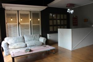 uma sala de estar com um sofá e uma mesa de centro em House and Heart Guest House em Vanderbijlpark