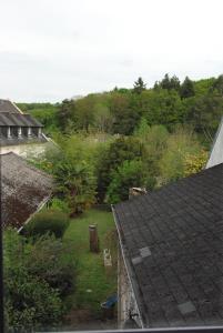 eine Luftansicht auf einen Garten mit Bäumen und Dächern in der Unterkunft Ti Ar Bugale in Huelgoat