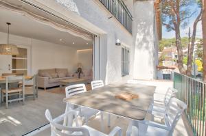 a patio with a table and chairs on a balcony at Llafranc Centre, Totally Refurbished in Llafranc