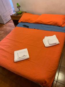 a bed with two white towels on top of it at Centro mini monolocale in Poggibonsi