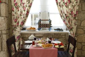 una mesa con comida en una habitación en Ciftekuyu Hotel, en Alacati