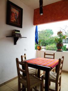 a dining room table with chairs and a window at Hotel Kali Huasteca in Ciudad Valles