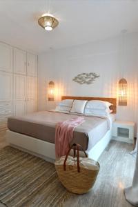 Postel nebo postele na pokoji v ubytování Ammos Luxury Rooms & Home