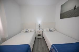 two twin beds in a room with at Atlanterra Sol in Zahara de los Atunes