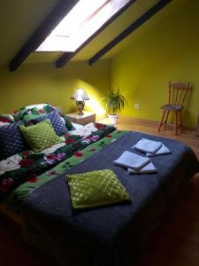 een slaapkamer met een groot bed met twee servetten erop bij Agroturystyka Pod Dębami w Klukach in Smołdzino