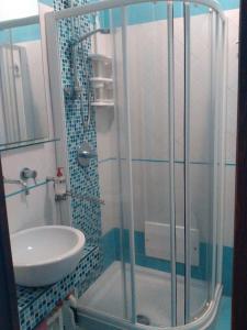 La salle de bains est pourvue d'une douche et d'un lavabo. dans l'établissement Onda Blu Feels Like Home, à San Vito Lo Capo