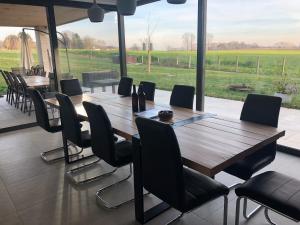 Une table et des chaises en bois sont disponibles sur la terrasse. dans l'établissement Joff, à Budingen