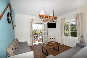 Televízia a/alebo spoločenská miestnosť v ubytovaní Deck1Syros Premium Apartments