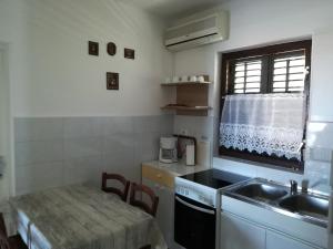 Kuchyň nebo kuchyňský kout v ubytování Apartmani Mataija