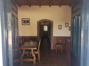 un comedor con mesa y sillas en una habitación en CASA RURAL LA DEHESILLA, en Cazalla de la Sierra