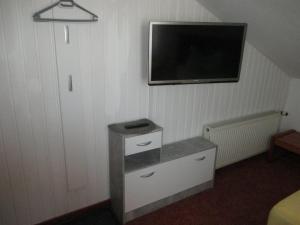A television and/or entertainment centre at Pension Sabine