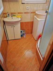 Apartament blisko Świeradowa في Mirsk: حمام صغير مع حوض ومرحاض