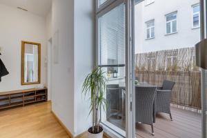 uma sala de estar com uma janela e uma mesa com uma planta em Modern Vienna em Viena